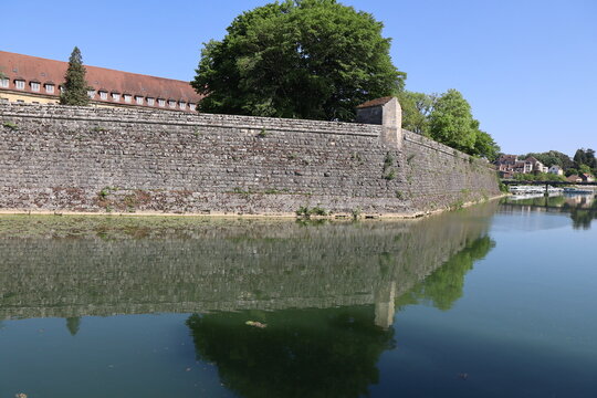 Anciennes fortifications le long du canal du Rh&ocirc;ne au Rhin, ville de Dole, d&eacute;partement du Jura, France
