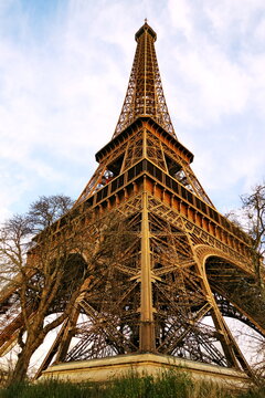 Tour Eiffel de profil en contre plong&eacute;e