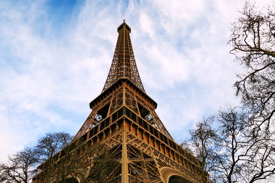 Tour Eiffel de profil en contre plong&eacute;e