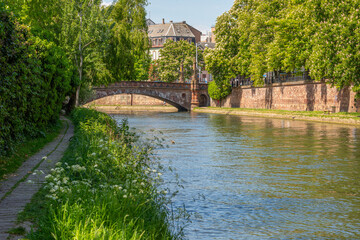 Fototapeta premium Randonnée au bord d'un canal de la ville de Strasbourg
