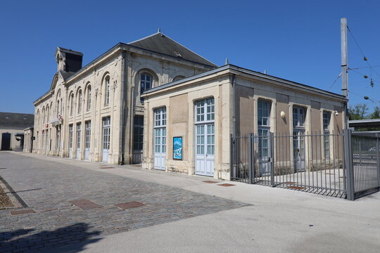 Gare ferroviaire, vue de l'ext&eacute;rieur, ville de Dole, d&eacute;partement du Jura, France