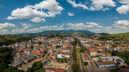 Fototapeta premium Panorama de drone de Itanhandu Minas Gerais com paisagem montanhosa da Mantiqueira