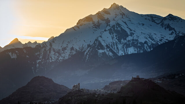 Ville de Sion avec les ch&acirc;teaux de Val&egrave;re et Tourbillon, Valais, Suisse