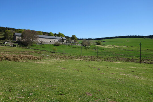 Ancienne grande ferme sur les Monts de Margeride. Le Malzieux-Ville - Loz&egrave;re - Occitanie