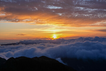 Obraz premium Sunset in Madeira where golden light meets the Atlantic and every moment feels like magic — nature, peace, and unforgettable views