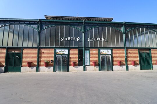 Halle du march&eacute;, march&eacute; couvert, vue de l'ext&eacute;rieur, ville de Dole, d&eacute;partement du Jura, France