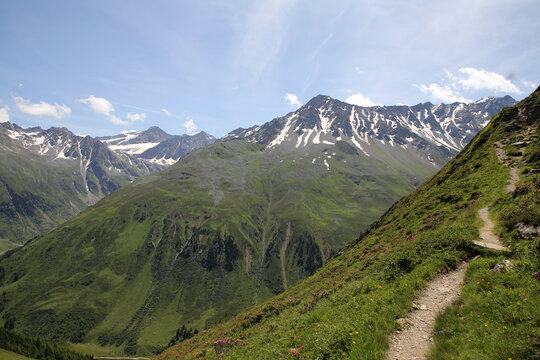 Landschaft in den &Ouml;sterreichischen Alpen im Pitztal. Wanderung um den Riffelsee im Sommer.
