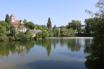 Obraz premium La rivière le Doubs, ville de Dole, département du Jura, France