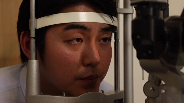細隙灯顕微鏡で眼科検査を受ける男性患者のクローズアップ