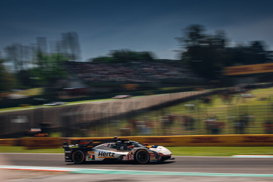 Cadillac V-Series R lead the race 