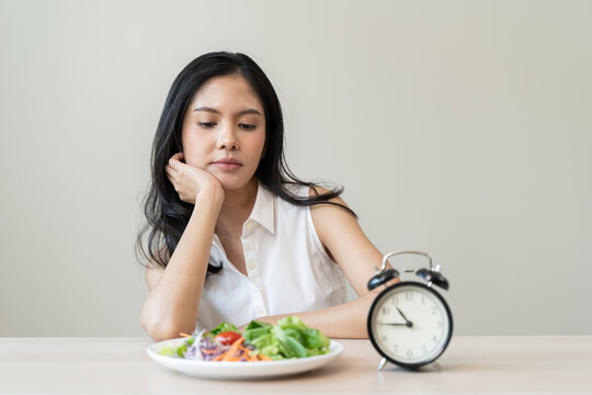 Intermittent Fasting eat concept, Woman looking at meal waiting time to eat during intermittent fasting session