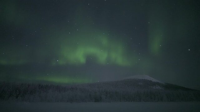 Real time aurora borealis forming above Kes&auml;nkitunturi fell