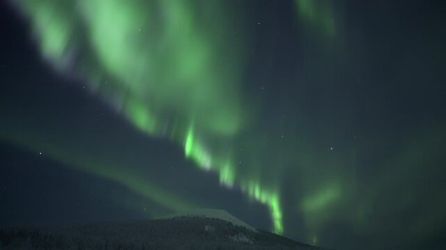 Strong aurora borealis above Kes&auml;nkitunturi fell, real time