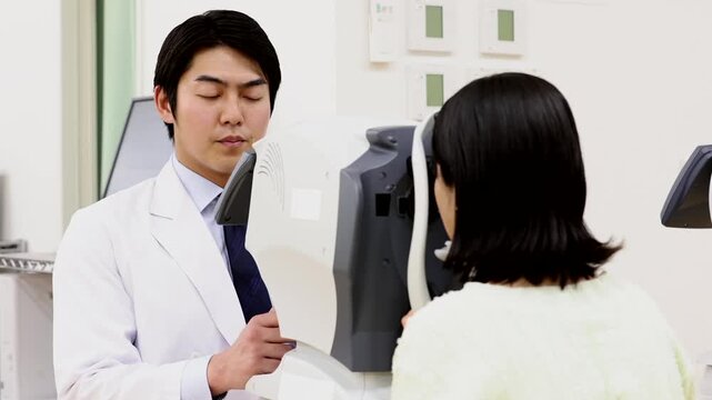 眼科で視力検査を行う医師と患者