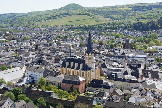 Panorama, Blick von oben auf Ahrweiler, Stadtansicht mit St. Laurentiuskirche