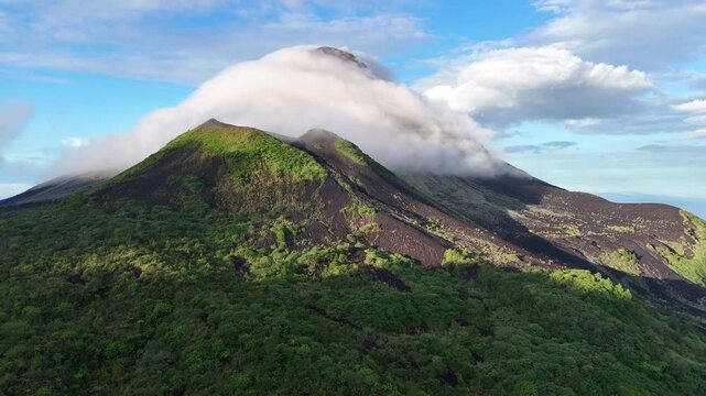 Wolken ziehen &uuml;ber den Gipfel des Vulkan Soputan im Morgenlicht