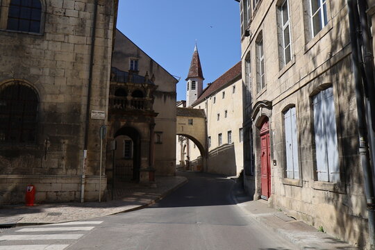 Vieille rue typique, ville de Dole, d&eacute;partement du Jura, France