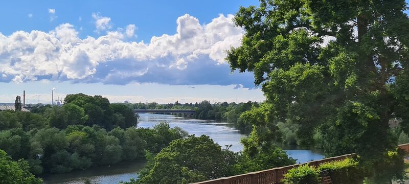 Blick von einer Terrasse auf den Main in Aschaffenburg bei sommerlichem Wetter