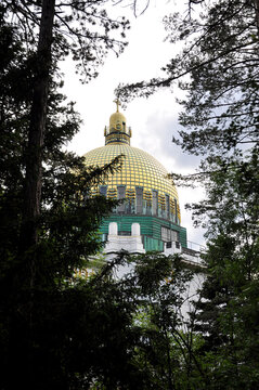 Goldene Kuppel der Otto Wagner Kirche zwischen B&auml;umen, Kirche am Steinhof, Wien