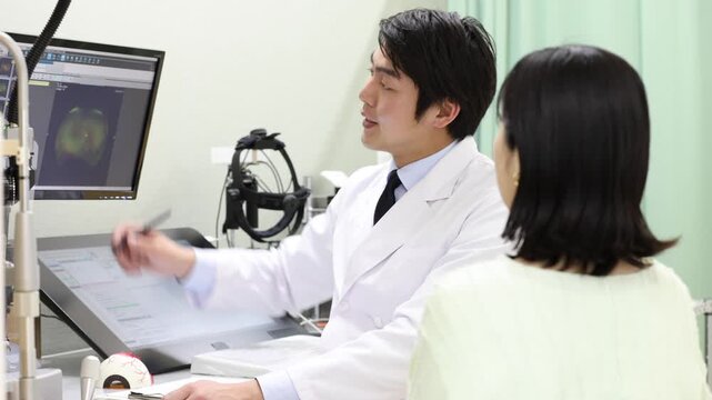 眼科医と相談する女性患者の診察シーン｜視力の悩みと治療相談