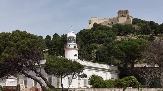 Faro de Rosas situado en la Punta de la Poncella, comarca del Alto Ampurd&aacute;n, Catalu&ntilde;a, Espa&ntilde;a.