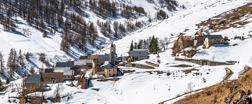 Il piccolo borgo di Ferrere, raggiungibile soltanto a piedi durante la stagione invernale. Valle Stura - Provincia di Cuneo- Piemonte