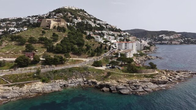 Faro de Rosas situado en la Punta de la Poncella, comarca del Alto Ampurd&aacute;n, Catalu&ntilde;a, Espa&ntilde;a.