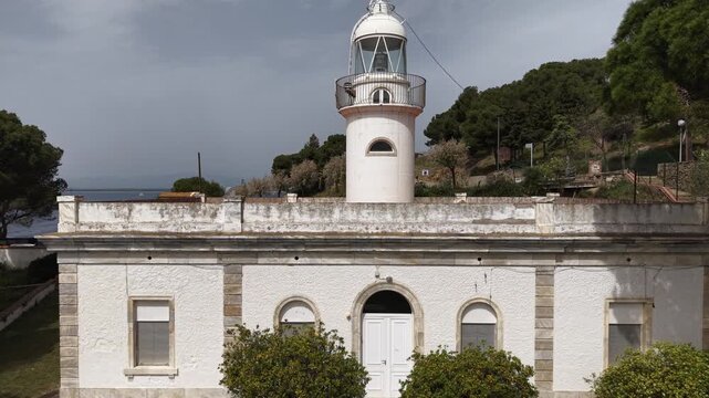 Faro de Rosas situado en la Punta de la Poncella, comarca del Alto Ampurd&aacute;n, Catalu&ntilde;a, Espa&ntilde;a.