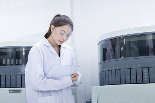 A laboratory pathologist using automatic multi slide stainer machine in a laboratory