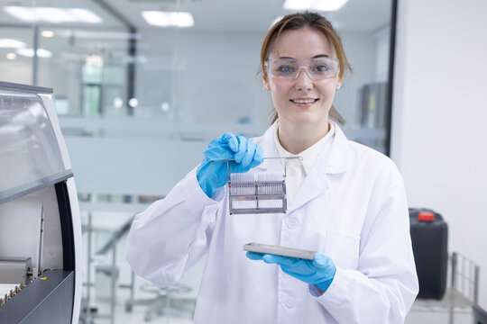 A laboratory pathologist using automatic multi slide stainer machine in a laboratory