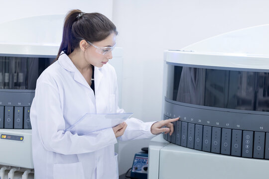 A laboratory pathologist using automatic multi slide stainer machine in a laboratory
