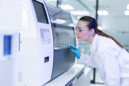 A laboratory pathologist using automatic multi slide stainer machine in a laboratory