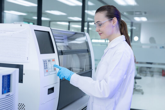 A laboratory pathologist using automatic multi slide stainer machine in a laboratory