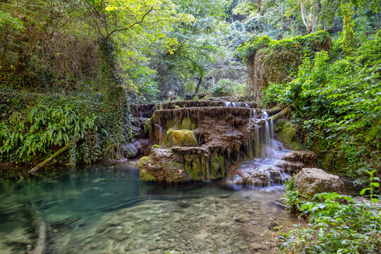 stufenf&ouml;rmiger wasserfall im maarata oark in bulgarien
