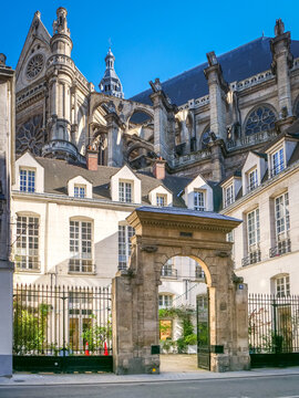 Porte d'entr&eacute;e de l'h&ocirc;tel de Royaumont rue du Jour &agrave; Paris devant l'&eacute;glise Saint-Eustache