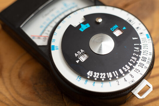 Vintage analog light meter for photography and cinema. Measures the intensity of ambient light to determine the correct exposure. The rotating discs allow calculation of the combination .