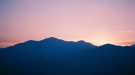 Obraz premium Blue Mountain Silhouette against Pink and Violet Twilight Sky