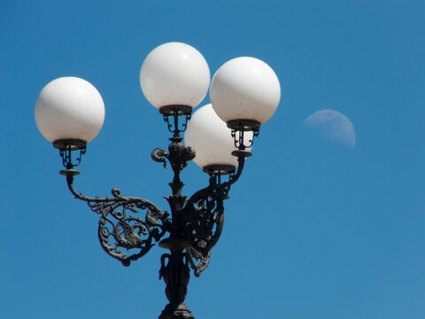 Italia, Toscana, Firenze, un lampione e luna.