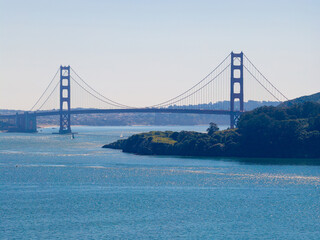 Obraz premium Aerial View of Golden Gate Bridge and San Francisco Bay Under Clear Blue Sky