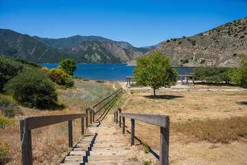 Fototapeta premium Scenic Path and Wooden Fence Leading to the Shore of Pyramid Lake California