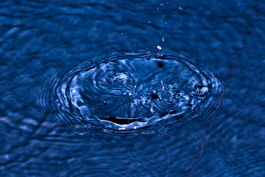 Gocce d'acqua in nell'acqua