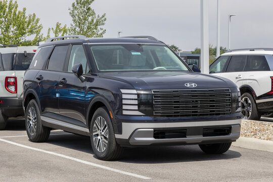 Hyundai Palisade Hybrid Premium SEL 7P AWD SUV display. Hyundai offers the Palisade with a 2.5L Turbo Hybrid engine. MY:2026