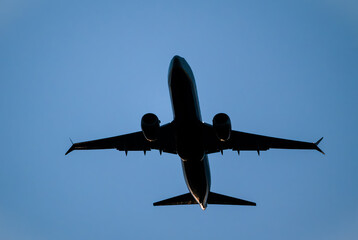 Fototapeta premium silhouette of an airplane in the sky