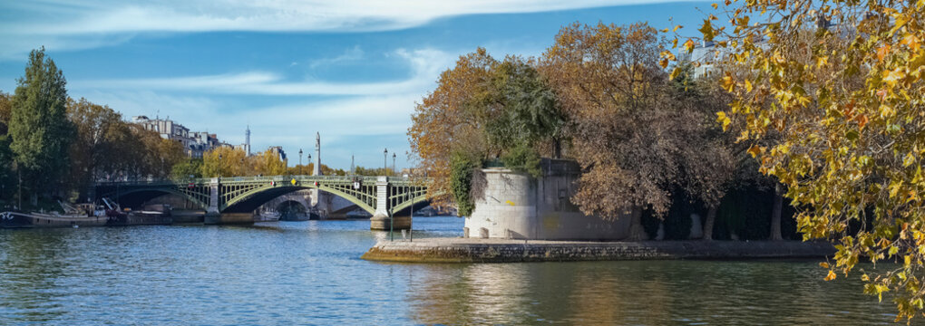 Paris, the Tournelle bridge, and the ile Saint-Louis