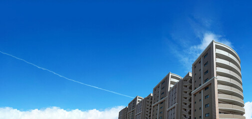 青空と飛行機雲とマンションの開放的な都市風景 © skyhigh.ring