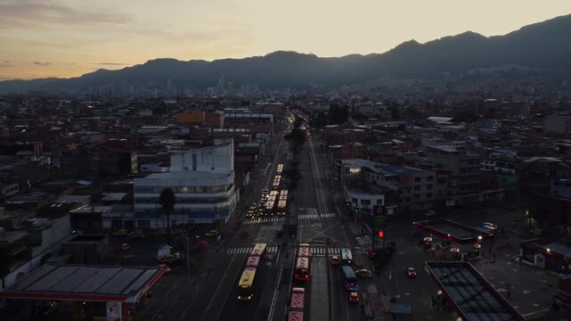 Vista aerea de la ciudad de Bogot&aacute; al atardecer con los cerros orientales al fondo