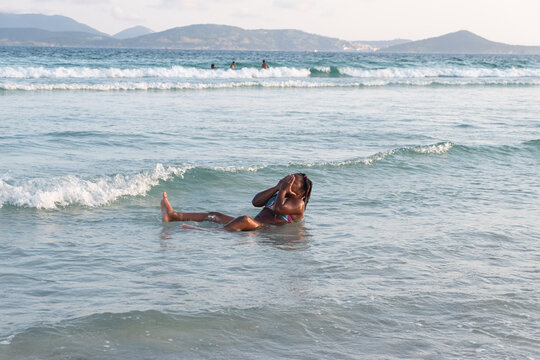 Cabo Frio, Brasil - Ni&ntilde;a jugando en el mar.
