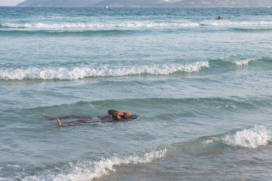 Cabo Frio, Brasil - Ni&ntilde;a jugando en el mar.