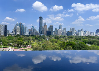 Obraz premium Bangkok Skyline with View of Lumpini Park on Sunny Day