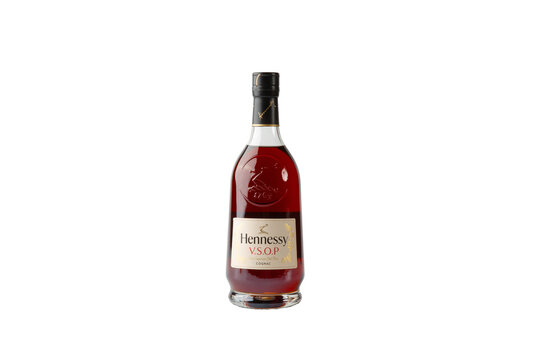 A bottle of Hennessy V.S.O.P Cognac isolated on a transparent background 투명한 배경에 고립된 헤네시 V.S.O.P 꼬냑 병
